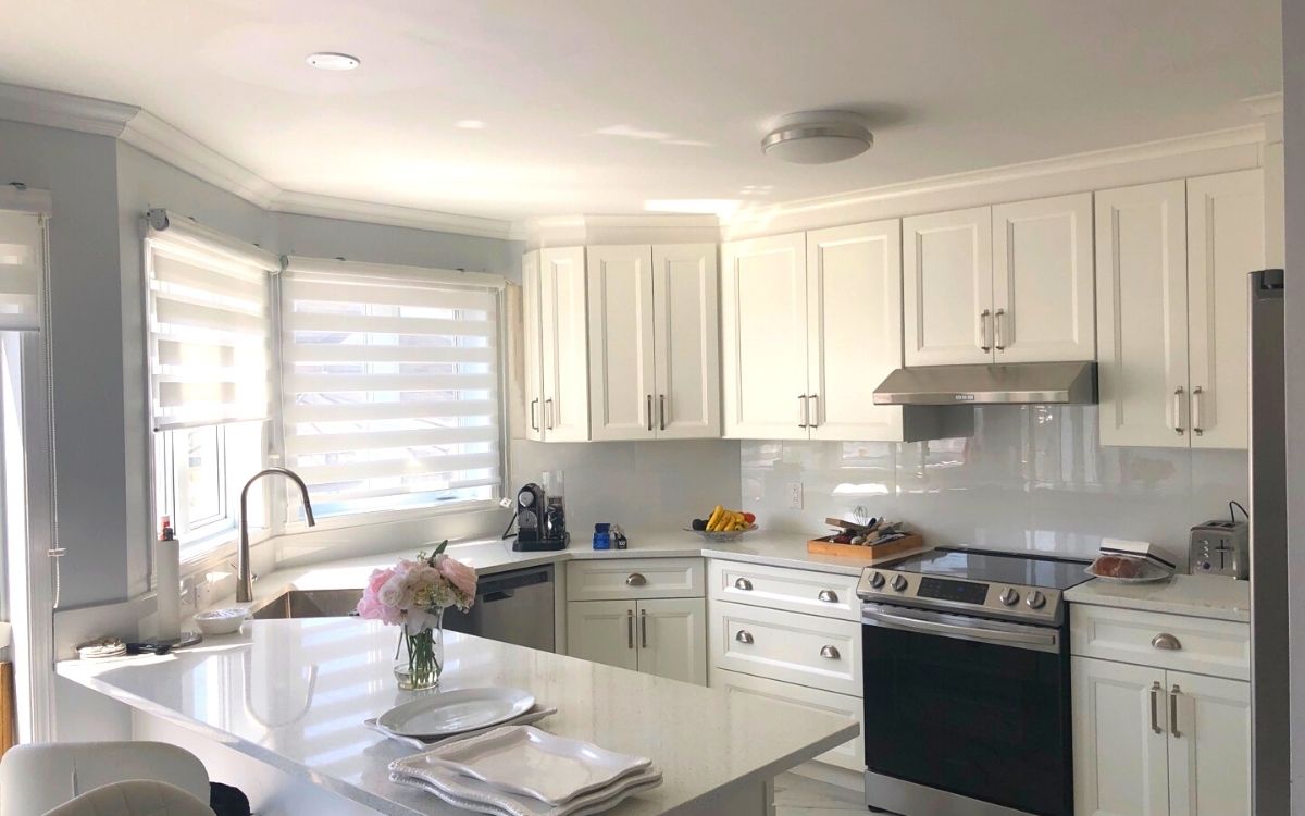 sonoma White Transitional Style Kitchen Cabinet Armoire de cuisine de style transitionnel blanc sonoma