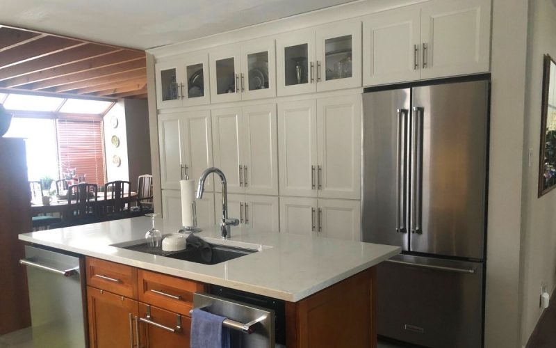 Inclus Armoires en bois massif, comptoir Quatrz, poignées, de