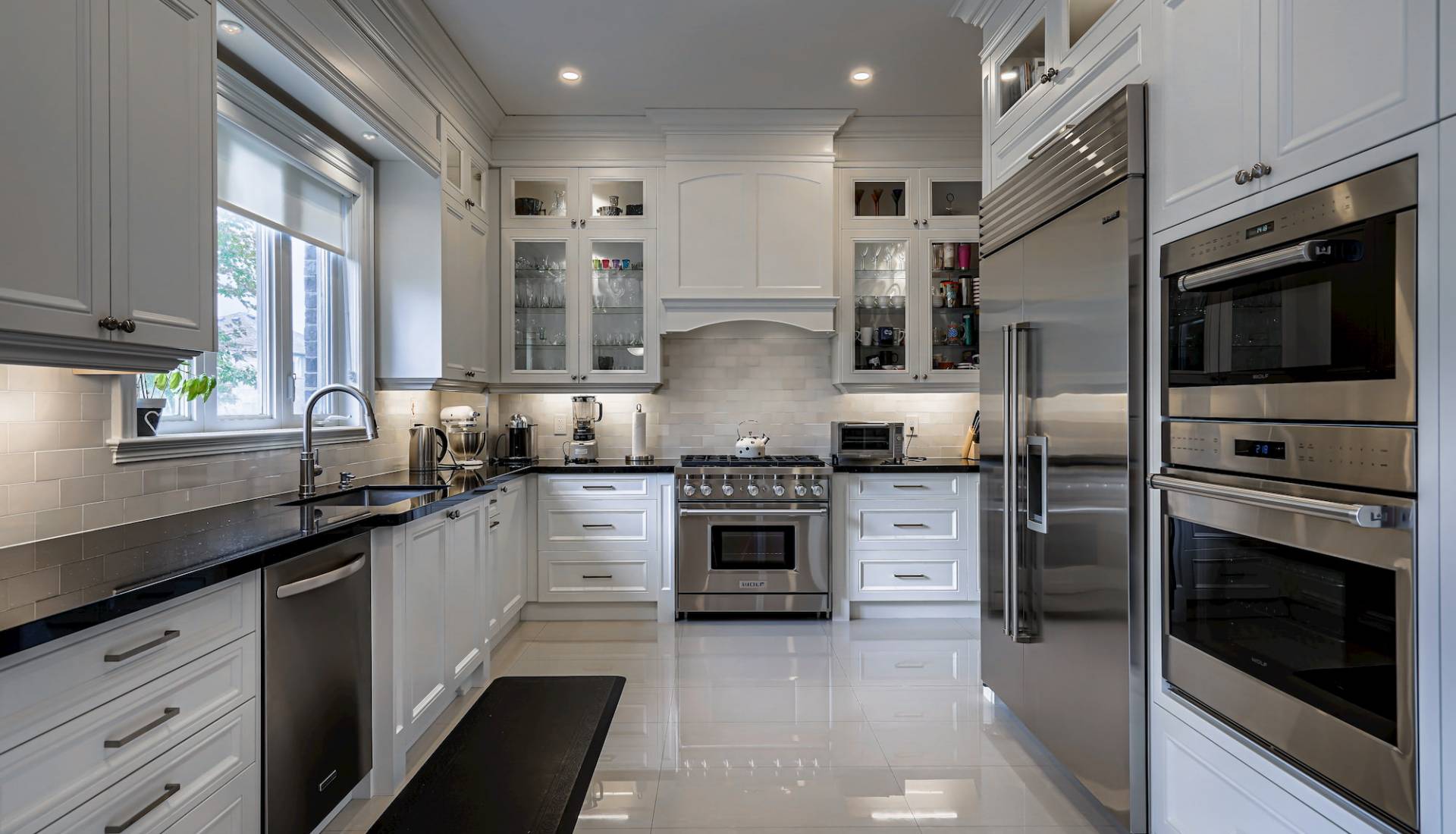 Ways to Use Glass in Your Kitchen Cabinets