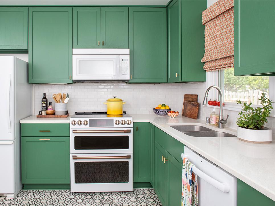 A Taste of Summer: Enchanting Kitchens With Colorful Accents